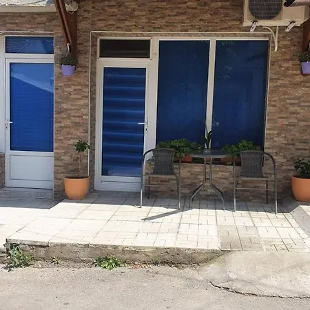 Lora בית הארחה